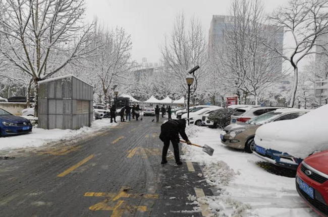 干部職工齊上陣，掃雪除冰暖民心！市住建局積極開(kāi)展掃雪除冰活動(dòng)